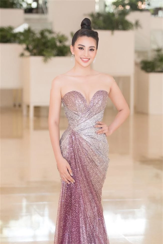 Fan choáng váng với chiếc váy xẻ ngực sâu táo bạo của Hoa hậu Tiểu Vy - Ảnh 1.