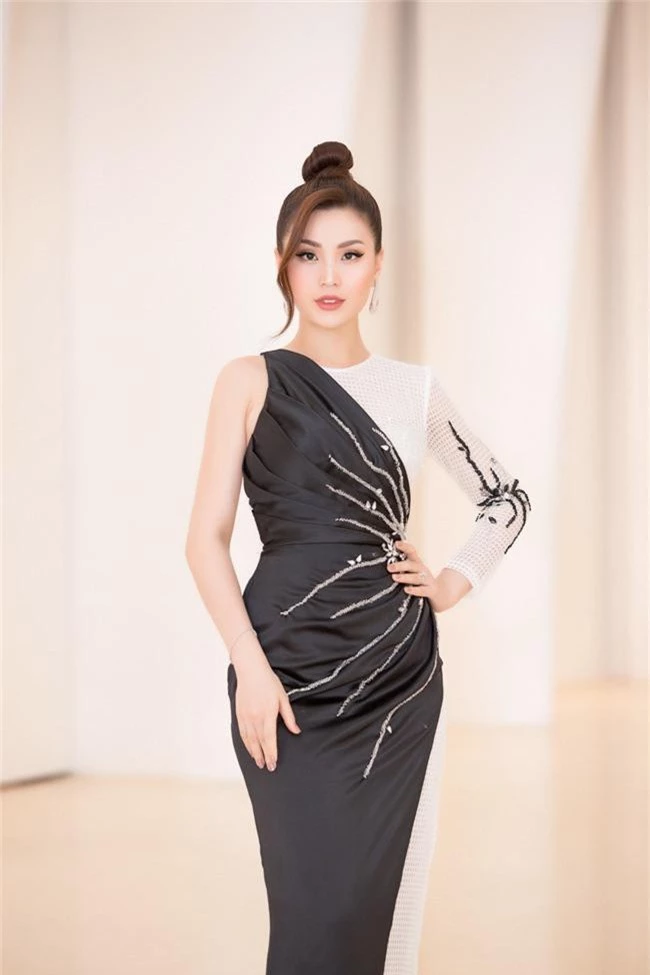 Fan choáng váng với chiếc váy xẻ ngực sâu táo bạo của Hoa hậu Tiểu Vy - Ảnh 4.