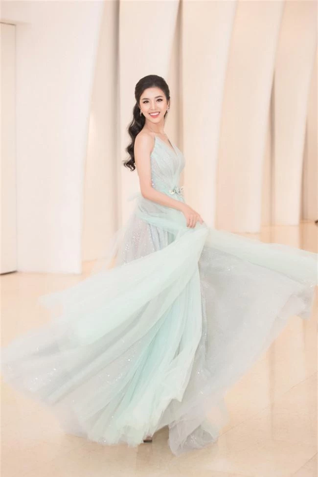 Fan choáng váng với chiếc váy xẻ ngực sâu táo bạo của Hoa hậu Tiểu Vy - Ảnh 6.