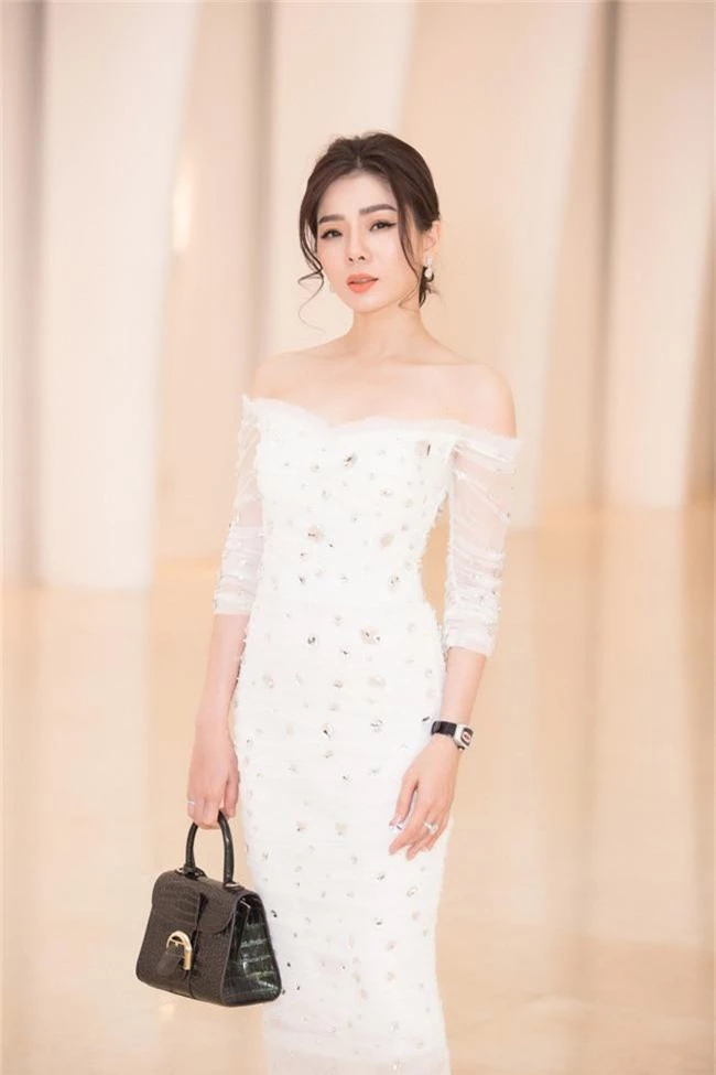 Fan choáng váng với chiếc váy xẻ ngực sâu táo bạo của Hoa hậu Tiểu Vy - Ảnh 7.