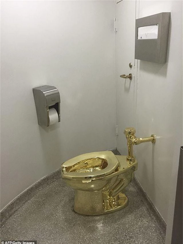 Lắp đặt toilet dát vàng 18 kara để công chúng sử dụng - 1