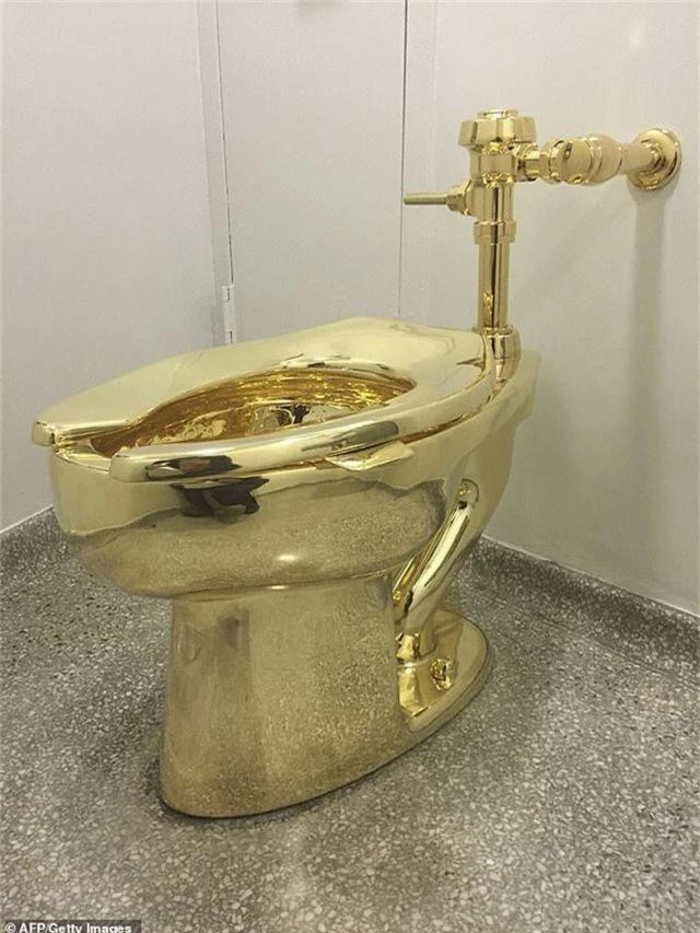 Lắp đặt toilet dát vàng 18 kara để công chúng sử dụng - 3
