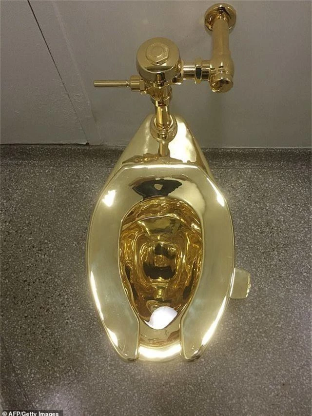Lắp đặt toilet dát vàng 18 kara để công chúng sử dụng - 4