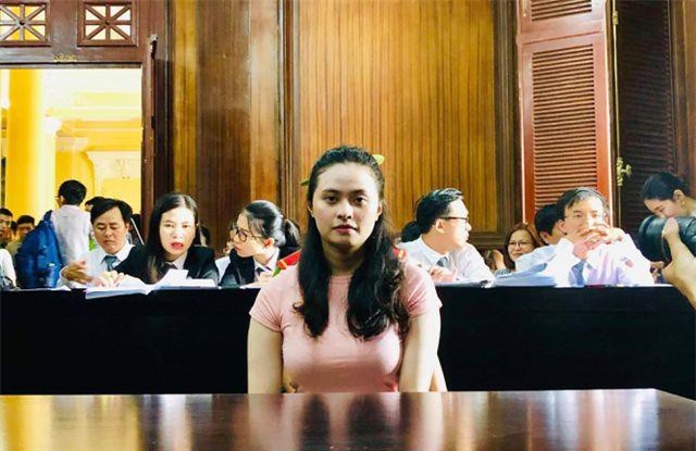 TPHCM: Hot girl Ngọc Miu bật khóc đòi gặp con tại tòa