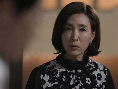 Thấy con trai nửa đêm còn phải dậy nấu mì cho con dâu, hành động của mẹ chồng khiến cả hai ngớ người