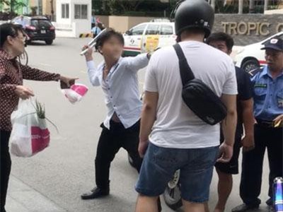 Nam tài xế chửi bới, cầm côn nhị khúc đánh về phía người đàn ông Nhật Bản trên phố Sài Gòn sau va chạm giao thông