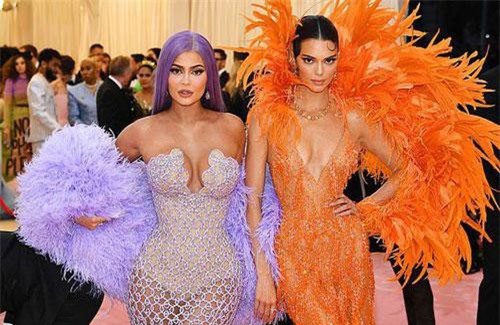 Hai em cô Kim sexy trên thảm đỏ Met gala