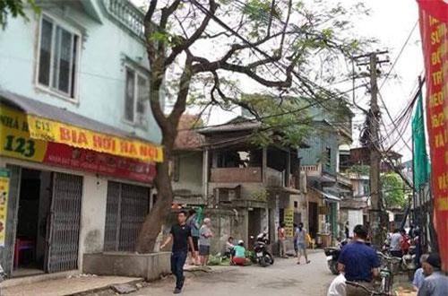 Hà Nội: Con trai nghi tâm thần đâm bố đẻ tử vong