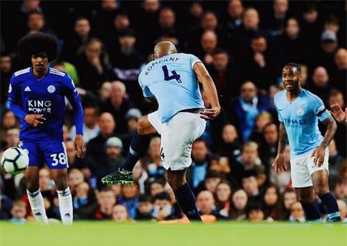 Lập siêu phẩm, Kompany khiến Aguero và Pep "việt vị"