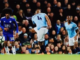 Lập siêu phẩm, Kompany khiến Aguero và Pep "việt vị"