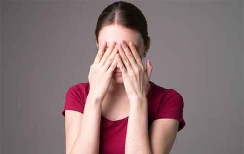 Ngủ ít, đi du lịch quá nhiều, người phụ nữ gặp chuyện kinh hoàng