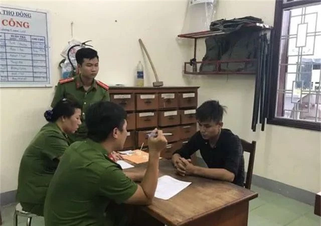 Nam thanh niên châm xăng đốt căn hộ chung cư - 1