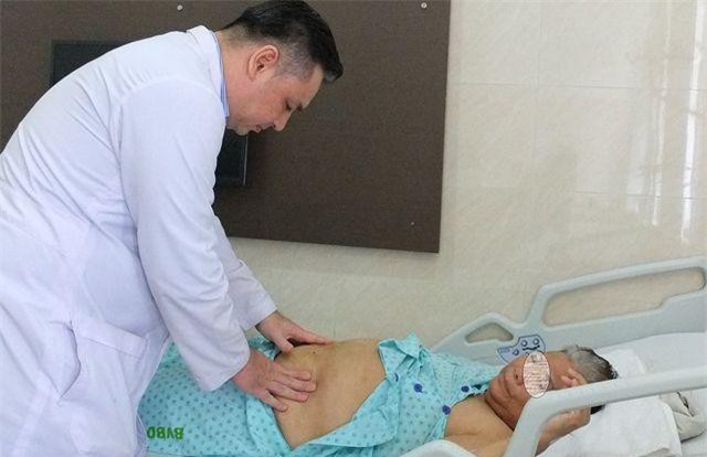 Cụ bà 5 lần mổ bụng được robot giải thoát khỏi bướu thận