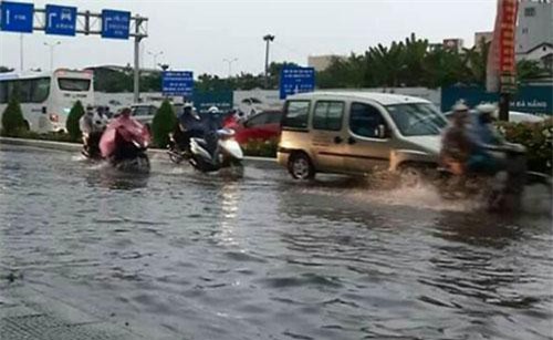 Đà Nẵng: Mưa lớn, đường phố ngập nặng, nước thải ào ạt ra biển