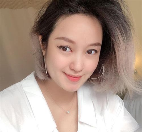 Selfie sau khi sinh con lần 2, Mi Vân khiến dân tình trầm trồ vì sự nghiệp làm mẹ không thể xô đổ nhan sắc "tường thành"