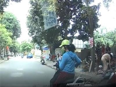 Người phụ nữ đi xe máy bất ngờ phanh gấp trước mũi ô tô để... nghe điện thoại