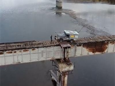 “Tim đập chân run” khi đi qua cầu lát bằng những thanh gỗ mục nát