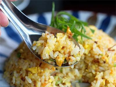 Chỉ làm một thao tác này thôi, món cơm chiên trứng của bạn lúc nào cũng vàng ươm thật đẹp mắt