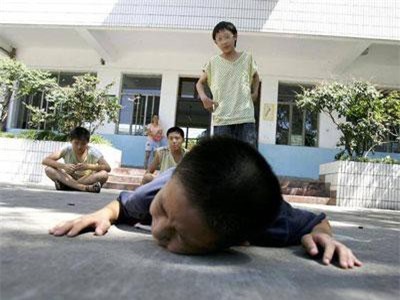 Khi con bị bắt nạt, cha mẹ đừng dạy con nói 3 từ này bằng không càng khiến trẻ bị tổn thương nặng nề hơn