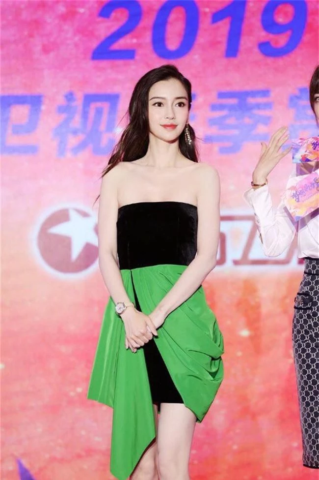 Chuyện thật như đùa: Angelababy diện áo quây mà fan cứ lo nơm nớp bị tụt - Ảnh 4.