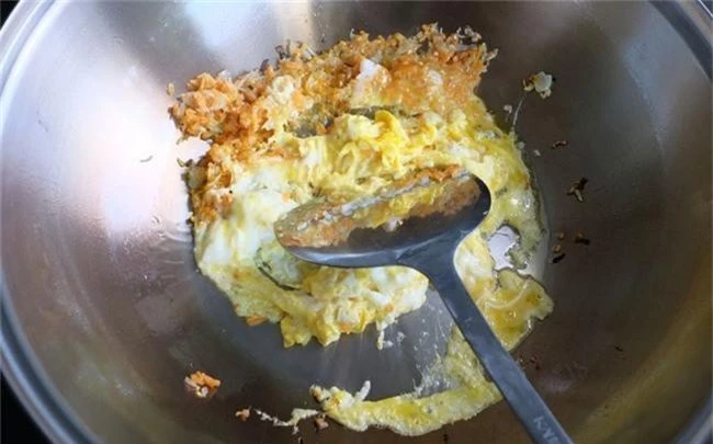 Chỉ làm một thao tác này thôi, món cơm chiên trứng của bạn lúc nào cũng vàng ươm thật đẹp mắt - Ảnh 4.