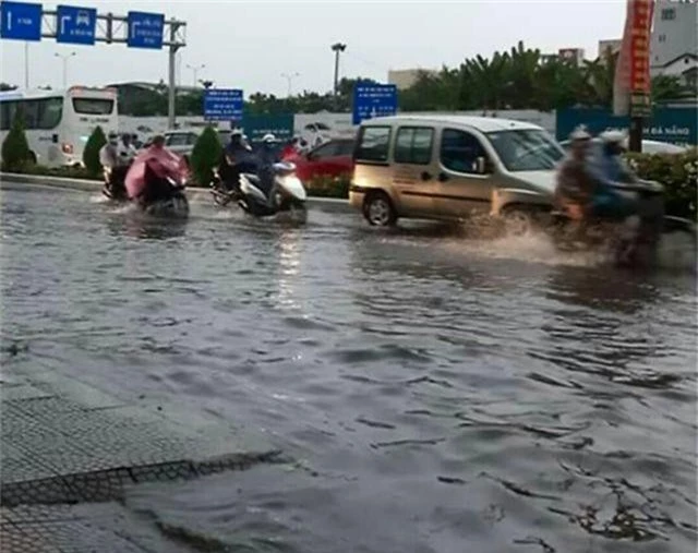 Đà Nẵng: Mưa lớn, đường phố ngập nặng, nước thải ào ạt ra biển - 4
