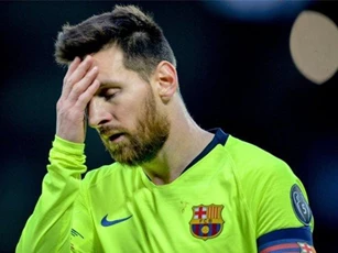 Messi bị xe bus của Barcelona... bỏ rơi ở Anfield
