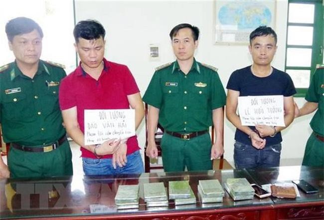 Bộ đội Biên phòng Nam Định bắt 2 đối tượng vận chuyển 10 bánh heroin