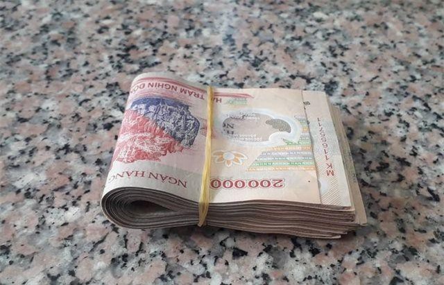 Đồng Nai: Bé gái mang cọc tiền nhặt được, nhờ công an trả lại người đánh rơi