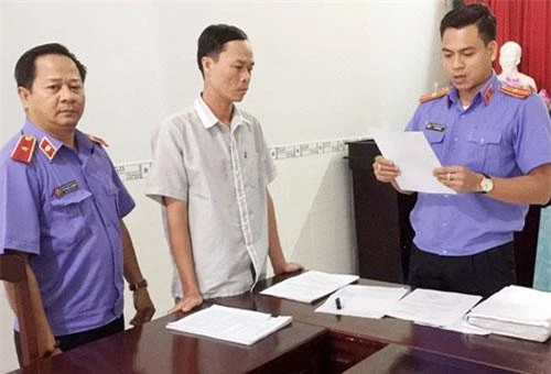 Cơ quan điều tra VKSND Tối cao tống đạt quyết định khởi tố bị can đối với ông Bình vào chiều 24/10. Ảnh: V.T. 