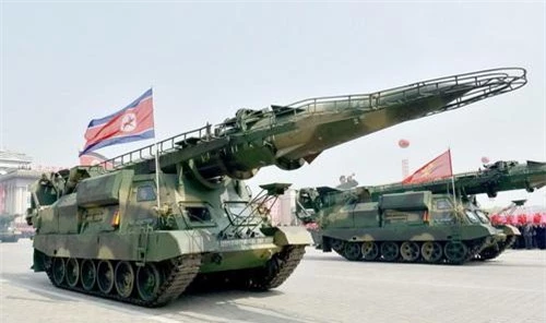 Tên lửa đạn đạo tầm trung KN-17 xuất hiện trong cuộc duyệt binh của Quân đội Triều Tiên