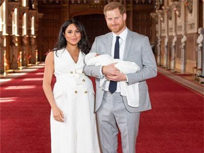 CHUYỆN SHOWBIZ (9/5): Con đầu lòng của vợ chồng hoàng tử Harry lần đầu xuất hiện trước công chúng, Hoàng Yến từng bị các nhà thiết kế 'tẩy chay'