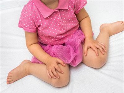 Hiểm họa không ngờ từ dáng ngồi chữ W hay gặp ở nhiều trẻ nhỏ, cha mẹ rất cần lưu tâm đến