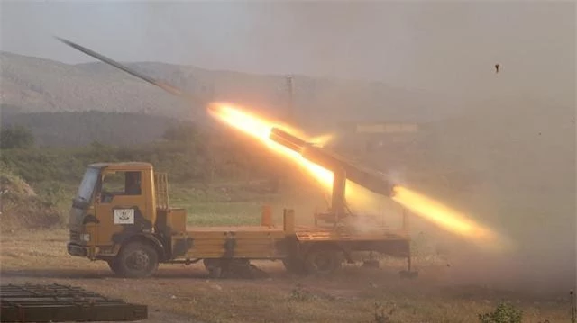 Phiến quân bắn tên lửa chống lại cuộc tấn công của quân đội Syria