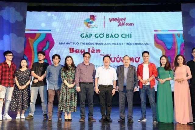 Giám đốc nhà hát Tuổi trẻ Chí Trung và ông Nguyễn Đức Tâm phó tổng giám đốc của Viet Jet Hình 5: Ông Nguyễn Đức Tâm cùng lãnh đạo và nghệ sĩ của Nhà hát Tuổi Trẻ 