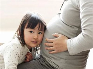 Sắp sinh thêm em bé các mẹ cũng đừng quên chuẩn bị những điều này cho cả con lớn nữa