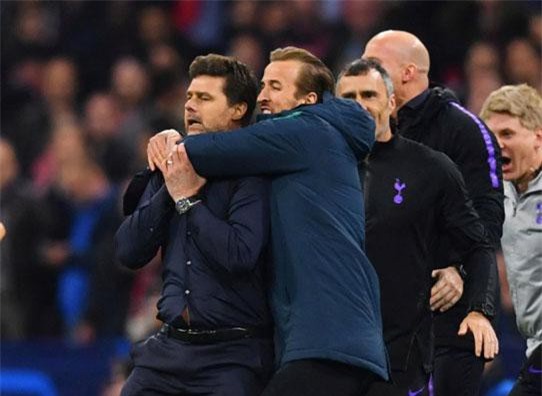 Harry Kane lao xuống sân ăn mừng cuồng nhiệt