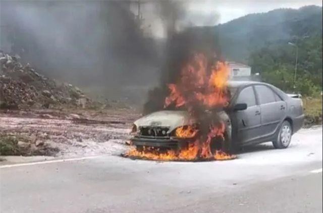 Quảng Trị: Ô tô đang chạy bất ngờ cháy dữ dội, tài xế bỏ chạy thoát thân