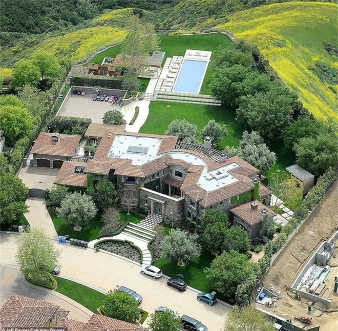 Choáng với độ giàu có nhà Kardashian: Thầu hẳn 1 khu đất khổng lồ để xây 6 chiếc biệt thự cho gần chị gần em - Ảnh 10.
