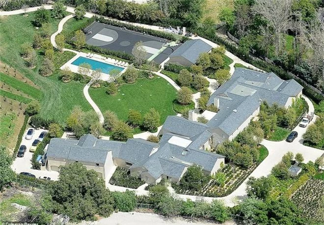 Choáng với độ giàu có nhà Kardashian: Thầu hẳn 1 khu đất khổng lồ để xây 6 chiếc biệt thự cho gần chị gần em - Ảnh 3.