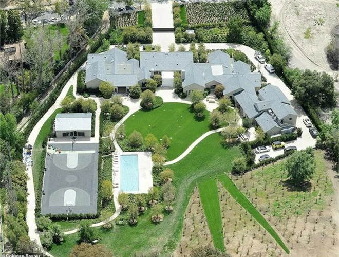 Choáng với độ giàu có nhà Kardashian: Thầu hẳn 1 khu đất khổng lồ để xây 6 chiếc biệt thự cho gần chị gần em - Ảnh 4.