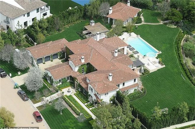 Choáng với độ giàu có nhà Kardashian: Thầu hẳn 1 khu đất khổng lồ để xây 6 chiếc biệt thự cho gần chị gần em - Ảnh 7.