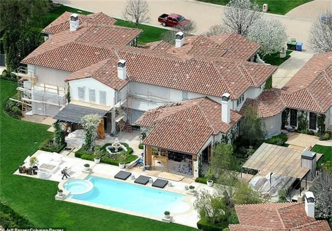 Choáng với độ giàu có nhà Kardashian: Thầu hẳn 1 khu đất khổng lồ để xây 6 chiếc biệt thự cho gần chị gần em - Ảnh 8.
