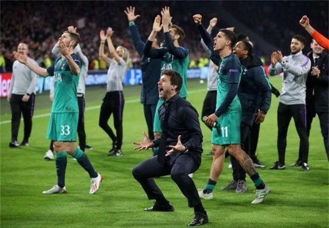 HLV Pochettino bật khóc sau màn ngược dòng khó tin của Tottenham - 3