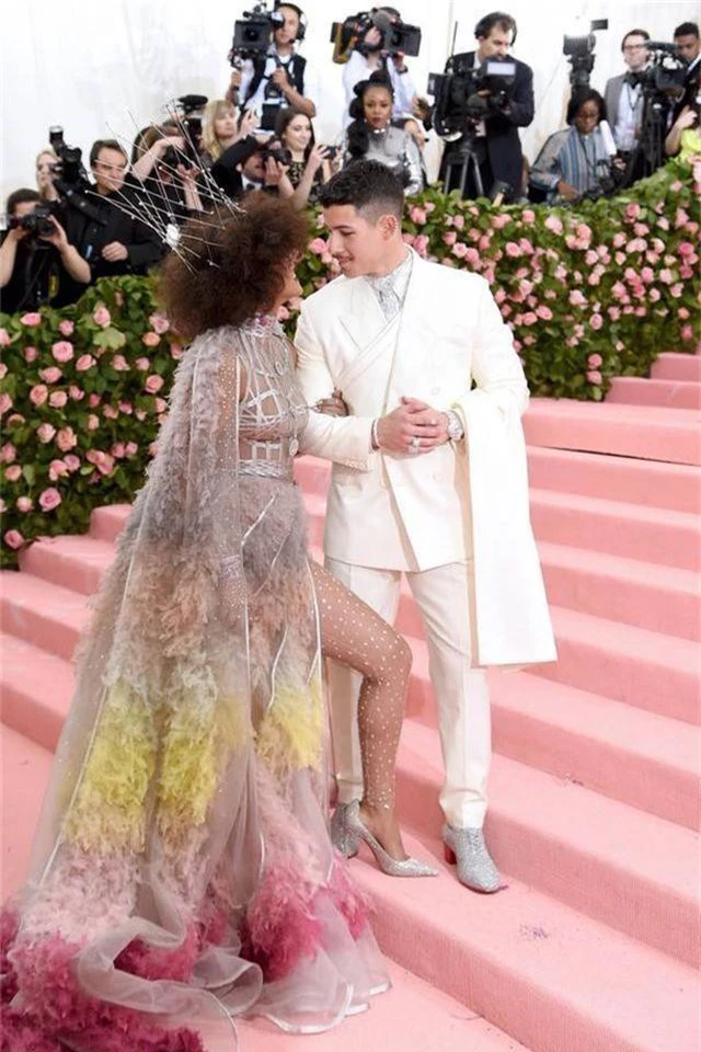 Những cặp đôi hoàn hảo trên thảm đỏ Met gala 2019 - 1