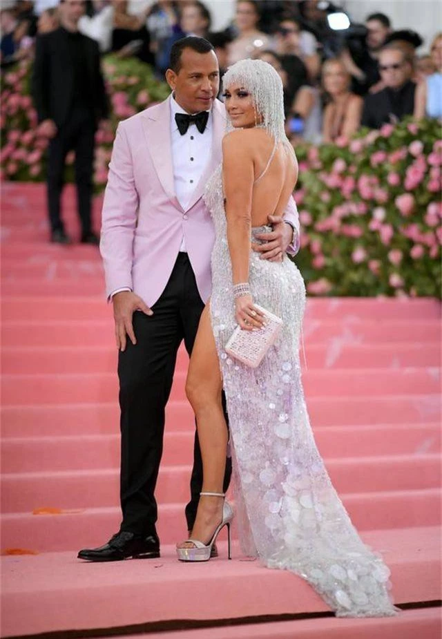 Những cặp đôi hoàn hảo trên thảm đỏ Met gala 2019 - 10