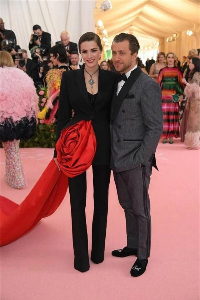 Những cặp đôi hoàn hảo trên thảm đỏ Met gala 2019 - 29