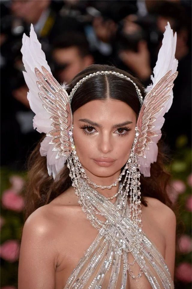 Những kiểu tóc và trang điểm ấn tượng tại Met gala - 14