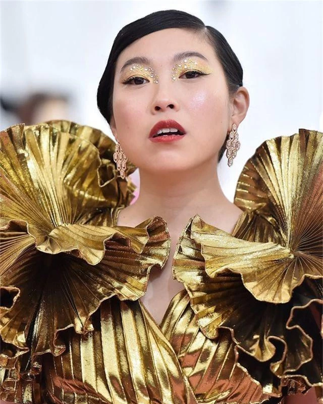 Những kiểu tóc và trang điểm ấn tượng tại Met gala - 24