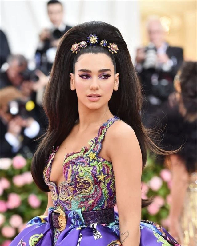 Những kiểu tóc và trang điểm ấn tượng tại Met gala - 5